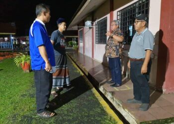 SHAMSHULKAHAR Mohd. Deli (fua dari kanan) ketika melawat  asrama pelajar SMK Batu Kikir-Model Khas, Jempol selepas 50 orang pelajar diserang histeria tengah malam tadi.