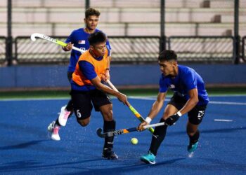 Pemain skuad hoki kebangsaan menjalani latihan menjelang Kejohanan Hoki Piala Sultan Azlan Shah yang akan membuka tirai pada hari ini di Stadium Azlan Shah, Ipoh. –  UTUSAN/MUHAMAD NAZREEN SYAH MUSTHAFA