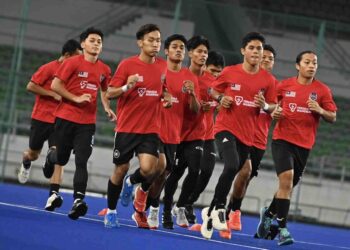 PELATIH skuad hoki kebangsaan menjalani latihan di Stadium Hoki Nasional Bukit Jalil, Kuala Lumpur, semalam. - IHSAN KONFEDERASI HOKI MALAYSIA