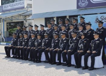 HUSSEIN Omar Khan (tengah) bergambar bersama pegawai dan anggota pada Majlis Serah Terima Tugas Ketua Polis Daerah KLIA di Perkarangan Aeropolis IPD KLIA. - UTUSAN/FAIZ ALIF ZUBIR