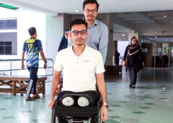 ISMAN Ibrahim ketika hadir di Mahkamah Sivil Shah Alam, Selangor semalam bagi tuntutan saman terhadap rangkaian hospital termuka yang didakwa menyebabkannya kehilangan kedua-dua belah kaki. - UTUSAN/AFIQ RAZALI