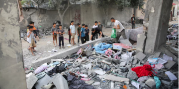 RAKYAT Palestin memeriksa tapak serangan Israel ke atas sebuah rumah, di tengah-tengah konflik berterusan antara Israel dan kumpulan Islam Palestin Hamas, di Rafah, di selatan Semenanjung Gaza,semalam. -REUTERS