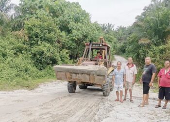 PENDUDUK Kampung Baru Palawan dekat Langkap, Perak yang menjadi perhatian kerana usaha mereka membuka jalan tikus untuk dilalui pengguna Melayu yang mahu pulang ke ibu kota selepas cuti hari raya baru-baru ini. – UTUSAN/AIN SAFRE BIDIN