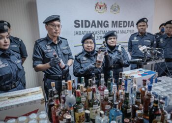 NORLELA Ismail menunjukkan barangan rampasan minuman keras tak bercukai ketika sidang akhbar di Kastam Kargo KLIA. - UTUSAN/FAIZ ALIF ZUBIR