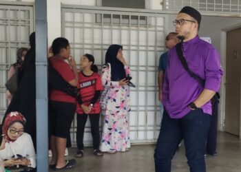 KELUARGA Allahyarham Nuqman Naufal Shamsul Fadzli berada Unit Perubatan Forensik, Hospital Tuanku Ampuan Najihah (HTAN) di Kuala Pilah, semalam. - UTUSAN/NOR AINNA HAMZAH 