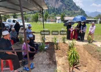 JENAZAH Nur Arissa Sofia Kamizan dikebumikan di antara kubur ibu dan bapanya di Tanah Perkuburan Islam Kampung Paya Panjang, di Padang Rengas semalam. - UTUSAN