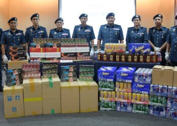 ABDUL Ghafar Mohamad (lima dari kanan) menunjukkan barang rampasan dalam empat serbuan berasingan di tiga negeri baru-baru ini. - UTUSAN