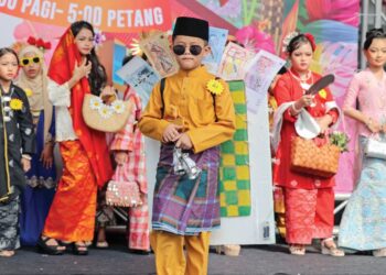 SEBAHAGIAN peserta Pertandingan Busana Aidilfitri yang memperagakan pakaian tradisional Melayu semasa Program Teh Hijau Kuala Lumpur di pekarangan Stadium Bola Sepak Kuala Lumpur, Cheras, semalam. - UTUSAN/AMIR KHALID / PIX SAHAJA