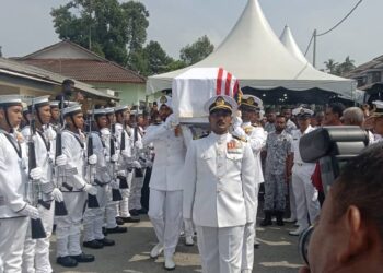 KERANDA membawa jasad Sivasutan diusung oleh pegawai TLDM dan diberi penghormatan secara ketenteraan ketika dibawa keluar dari rumahnya di Taman Serdang Jaya, Sitiawan hari ini. - UTUSAN/SHAMSUL KAMAL AMARUDIN