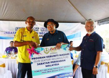 ADNAN Hussain (tengah) bergambar dengan pemegang taruh yang hadir sebagai simbolik bantuan di bawah Kebuniti MADANI sub sektor akuakultur kepada komuniti nelayan Tasik Bukit Merah hari ini. - UTUSAN