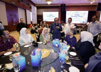 MOHAMED Khaled Nordin beramah mesra dengan petugas media pada Majlis Berbuka Puasa Kementerian Pertahanan Bersama Media di Kuala Lumpur, hari ini. - UTUSAN/SHIDDIEQIIN ZON