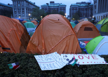 PENUNJUK perasaan terus mengekalkan perkhemahan di kampus Universiti Columbia, selepas rundingan malam yang tegang, bagi menyokong rakyat Palestin, di tengah-tengah konflik berterusan antara Israel dan kumpulan Islam Palestin Hamas, di New York City hari ini.-REUTERS
