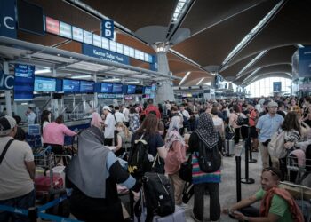 PENUMPANG penerbangan ke Sabah dan Sarawak yang terkandas akibat pembatalan penerbangan kerana letupan Gurung Ruang, Indonesia di KLIA. - UTUSAN/FAIZ ALIF ZUBIR