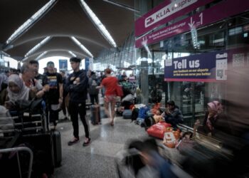 KEADAAN sesak di KLIA susulan pembatalan penerbangan susulan impak letusan Gunung Ruang di Sulawesi, Indonesia. - UTUSAN/FAIZ ALIF ZUBIR