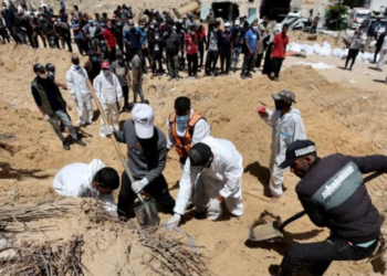 ORANG ramai memindahkan mayat ke tanah perkuburan, di Gaza. -REUTERS