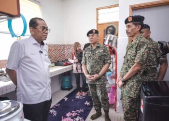 MOHAMED Khaled Nordin (kiri) melawat salah sebuah Rumah Keluarga Angkatan Tentera (RKAT) di 
Kem Erskine, Kuala Kubu Baharu, baru-baru ini.