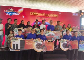 PEMENANG hadiah utama cabutan bertuah Kempen LBS Fabulous Extra 2022-2023 diraikan pada majlis penyampaian hadiah di Galeri Jualan KITA, Cybersouth, Dengkil, Selangor. - UTUSAN/MOHD HUSNI MOHD NOOR