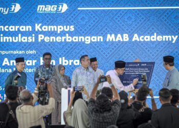 ANWAR Ibrahim ketika majlis Pelancaran Kampus dan Upacara Pecah Tanah Simulasi Penerbangan MAB Academy di KLIA, Sepang. - UTUSAN/ FAIZ ALIF