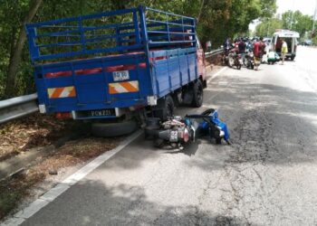 LORI ditinggalkan tanpa pemandu menggelongsor ke belakang lalu merempuh motosikal ditunggang mangsa dalam kejadian di Jalan Lencong Timur, Sungai Petani.