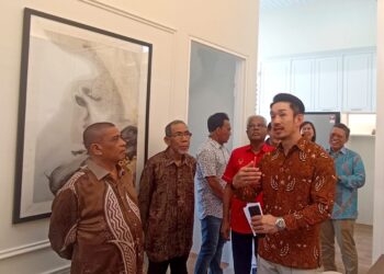 SAARANI Mohamad (kiri) meninjau rumah contoh Projek Perumahan Lakeview Residences @ Bidor, Tapah hari ini. - UTUSAN