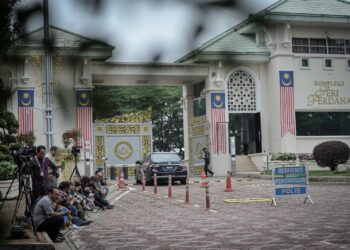 KOMPLEKS Seri Perdana Putrajaya menjadi tumpuan media susulan mesyuarat Majlis Pimpinan Tertinggi Sekretariat Kerajaan Perpaduan. - UTUSAN/FAIZ ALIF ZUBIR