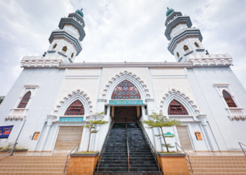 SENI bina hadapan bangunan masjid yang bercirikan zaman 
kegemilangan Islam di Andalusia dan Mesir. - UTUSAN/SADDAM YUSOF