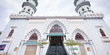 SENI bina hadapan bangunan masjid yang bercirikan zaman 
kegemilangan Islam di Andalusia dan Mesir. - UTUSAN/SADDAM YUSOF