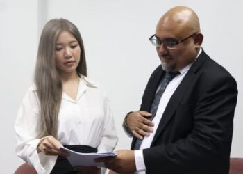 MS Puiyi (kiri) bersama peguamnya, K. Mahendren ketika sesi sidang akhbar berhubung kes penipuan RM4.3 juta oleh rakan niaganya di George Town, Pulau Pinang.- UTUSAN/IQBAL HAMDAN