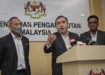 ANTHONY Loke pada sidang akhbar di Kementerian Pengangkutan, Putrajaya. - UTUSAN/FAIZ ALIF ZUBIR