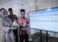 MOHD. Na'im Mokhtar menerima buku laporan Analisis Keputusan UPKK 2023 di Kompleks Islam Putrajaya. - UTUSAN/FAIZ ALIF ZUBIR