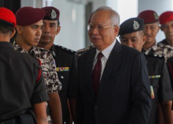 Najib Tun Razak diiringi pasukan keselamatan hadir ke Mahkamah Tinggi Kuala Lumpur semalam. – UTUSAN/SHIDDIEQIIN ZON