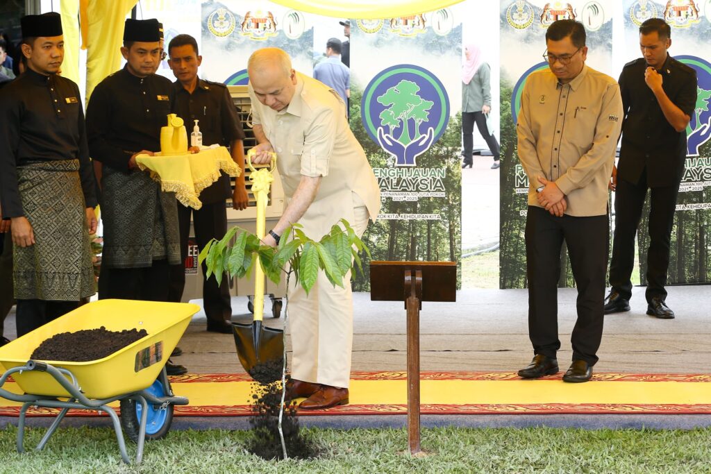 Sultan Nazrin rasmi sambutan Hari Hutan Antarabangsa Kebangsaan