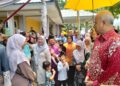 SULTAN Nazrin  Muizzuddin Shah menyantuni pengunjung Majlis Sambutan Hari Raya Aidilfitri Menteri Besar Perak di Kolej Kemahiran Tinggi Mara (KKTM) di Lenggong, Perak hari ini. - UTUSAN