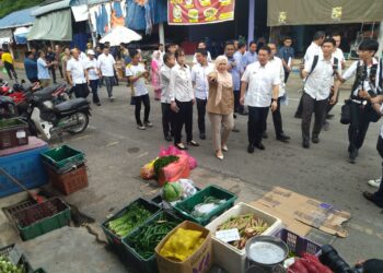 Walaupun Nga Kor Ming (tiga dari kanan) tegaskan peruntukan pembangunan yang diumumkannya untuk Hulu Selangor sama seperti di kawasan lain, MCA dakwa ia tetap dianggap `gula-gula' menjelang PRK Kuala Kubu Baharu 11 Mei.