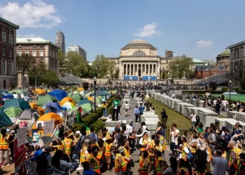 MAHASISWA menyeryai Perkhemahan Solidariti Gaza di West Lawn of Columbia University pada hari Isnin di New York. -AGENSI