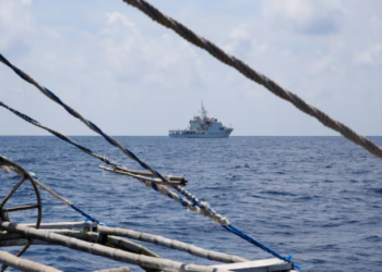 SEBUAH kapal Pengawal Pantai China dilihat dari bot nelayan Filipina di Scarborough Shoal yang dipertikaikan pada 6 April 2017. -REUTERS