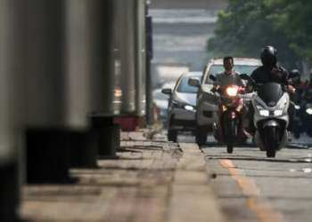 PENUNGGANG motosikal dilihat melalui haba panas ketika suhu mencecah rekod 45.4 darjah Celsius di Bangkok, Thailand pada 21 April lalu. -REUTERS