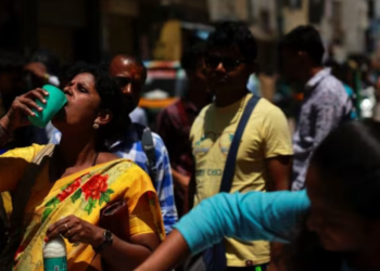 SEORANG wanita minum dadih untuk menyejukkan dirinya semasa hari yang panas di Bengaluru, Karnataka, India pada 24 April lalu. -REUTERS