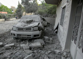 PUING-puing bersepah di kawasan sekitar rumah yang dilanda serangan udara Israel di perkampungan Shebaa di selatan Lebanon, hari ini. -AFP