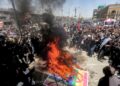 PENYOKONG ulama Syiah Iraq, Muqtada al-Sadr berkumpul di sekeliling poster  LGBTQ yang dibakar di timur pinggir bandar Sadr City, Baghdad pada 21 Julai 2023. -AFP