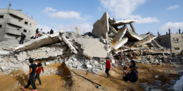 RAKYAT Palestin memeriksa tapak serangan Israel ke atas sebuah rumah di Rafah, 21 April lalu. -REUTERS