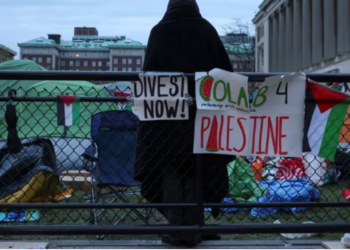 PENUNJUK perasaan terus mengekalkan perkhemahan di kampus Universiti Columbia, selepas rundingan malam yang tegang, untuk menyokong rakyat Palestin di New York City, semalam. -REUTERS