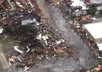 GAMBAR yang diambil dari video disediakan oleh agensi KOCO menunjukkan kerosakan yang disebabkan oleh puting beliung di Sulphur, Oklahoma, hari ini. -AGENSI