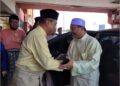 TAKIYUDDIN Hassan menyambut ketibaan Menteri Besar Kelantan, Datuk Mohd. Nassuruddin Daud (kanan) ke Majlis Rumah Terbuka Aidilfitri 2024 Pas Kawasan Kota Bharu di Dewan Jubli Perak MPKB-BRI di Kota Bharu, Kelantan hari ini. UTUSAN/MUSTAQIM MOHAMED