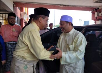 TAKIYUDDIN Hassan menyambut ketibaan Menteri Besar Kelantan, Datuk Mohd. Nassuruddin Daud (kanan) ke Majlis Rumah Terbuka Aidilfitri 2024 Pas Kawasan Kota Bharu di Dewan Jubli Perak MPKB-BRI di Kota Bharu, Kelantan hari ini. UTUSAN/MUSTAQIM MOHAMED