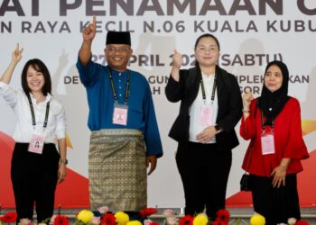 Empat calon bersaing merebut DUN Kuala Kubu Baharu iaitu Khairul Azhari Saut, Pang Sock Tao,  Nyau Ke Xin dan Hafizah Zainudin. - UTUSAN/SHIDDIEQIIN ZON