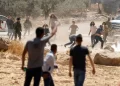 PENUNJUK perasaan Palestin bertempur dengan peneroka Israel semasa protes terhadap aktiviti penempatan Israel di kampung Al Mughyir, di Tebing Barat yang diduduki Israel 29 Julai 2022. -AGENSI