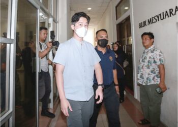 SUM Yew Hom keluar daripada  Mahkamah Majistret Petaling Jaya selepas didakwa menjilid 3,800 naskhah al-Quran tanpa lesen, semalam.–  UTUSAN/AFIQ RAZALI