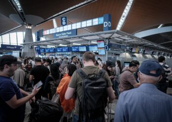 PENUMPANG penerbangan ke Sabah dan Sarawak yang terkandas akibat pembatalan penerbangan kerana letupan Gurung Ruang, Indonesia di KLIA. - UTUSAN/FAIZ ALIF