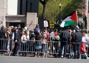 SEKUMPULAN penunjuk perasaan pro-Palestin di luar Universiti Columbia hari ini. -AGENSI